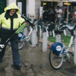 Agentes de la Policía Local trabajan en la retirada de los patinetes eléctricos de alquiler que la empresa Lime / Kike Taberner