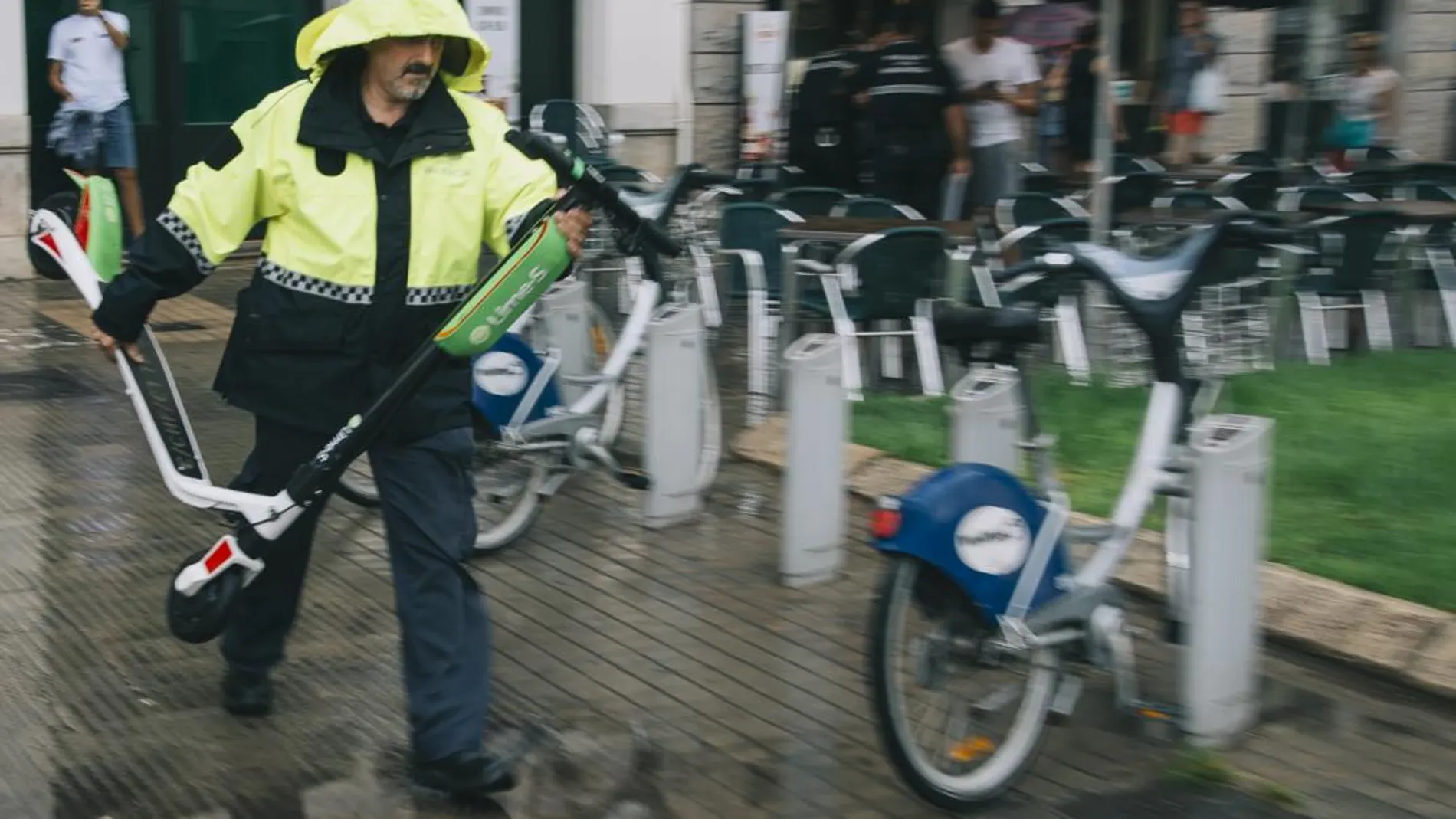 Agentes de la Policía Local trabajan en la retirada de los patinetes eléctricos de alquiler que la empresa Lime / Kike Taberner