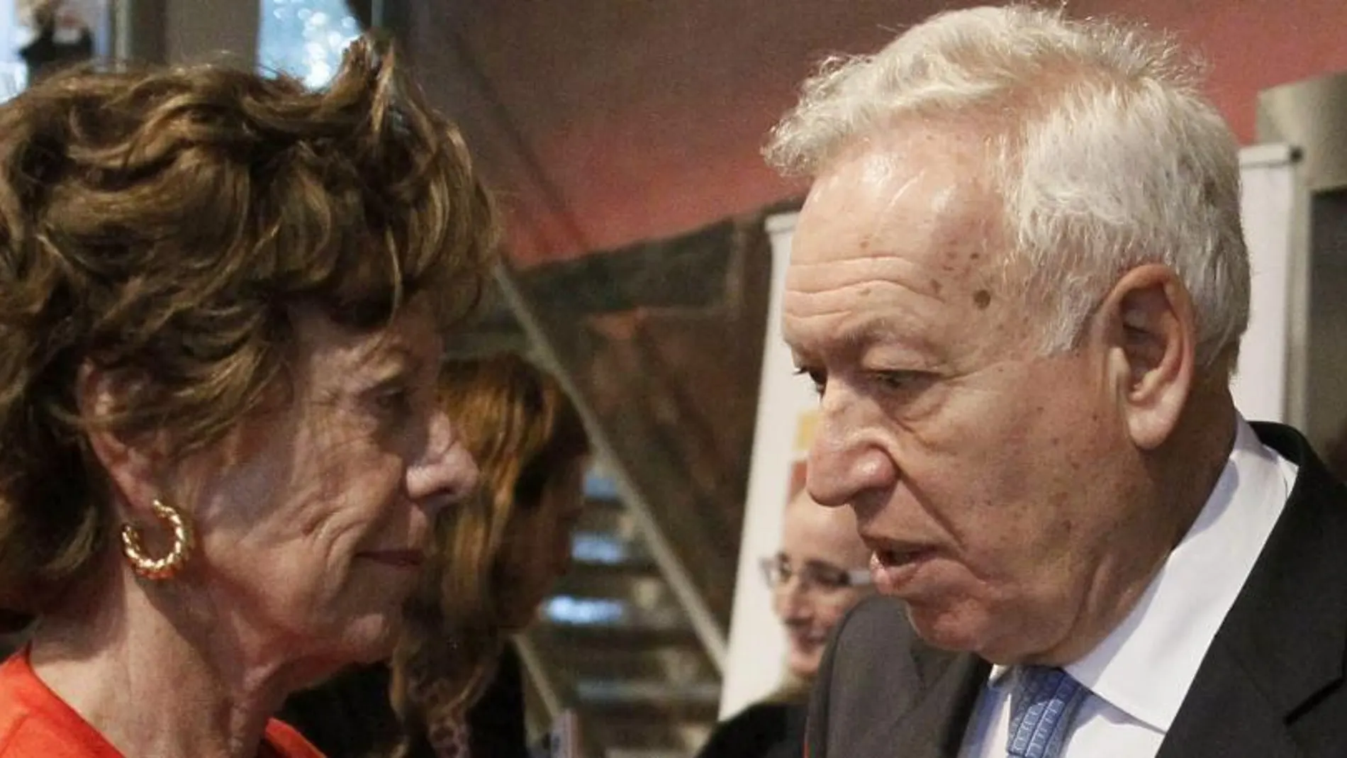El ministro de Exteriores, José Manuel García-Margallo conversa con la vicepresidenta de la Comisión Europea Neelie Kroes durante el encuentro entre empresarios e inversores "Spain Startup & Investor Summit"que se celebra en la capital.