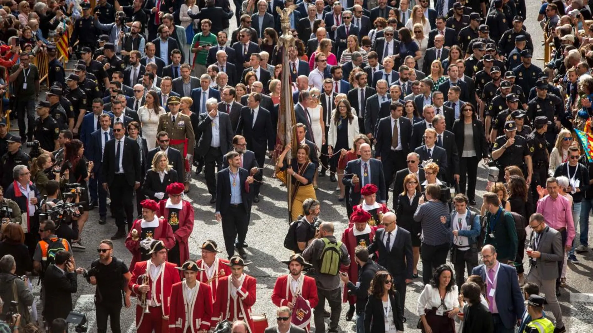 Pese a la amenaza de lluvia, miles de valencianos salieron ayer a la calle para acompañar a la reial Senyera en la procesión cívica. Las medidas de seguridad no impidieron los abucheos a las autoridades, algo que ya es tan tradicional como la procesión en sí