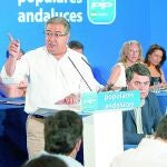 El presidente del PP-A, Juan Ignacio Zoido, durante su intervención en la reunión que el Comité Ejecutivo regional del PP andaluz ha celebrado hoy en Sevilla.