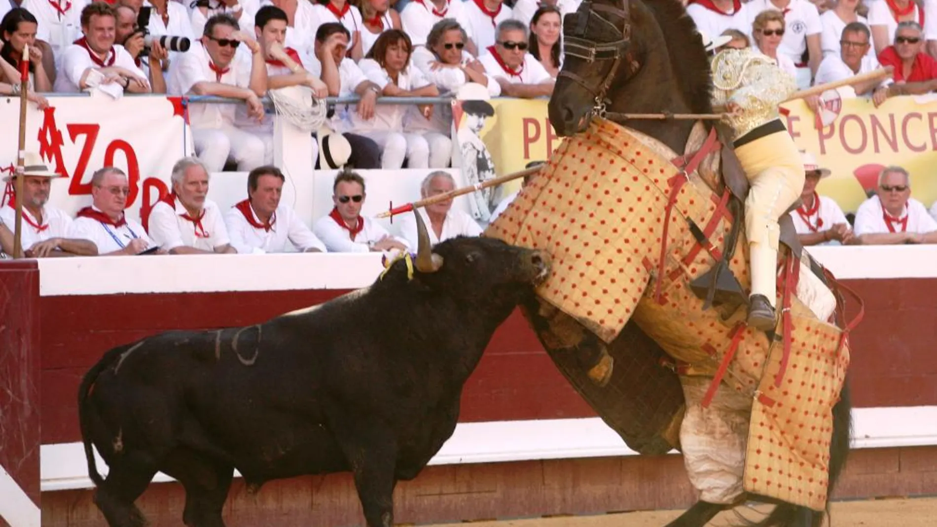Tito Sandoval trata de resistir en su cabalgadura ante el empuje del toro de Cuadri