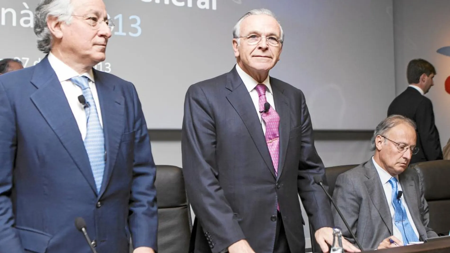 El director general y el presidente de La Caixa, Juan María Nin e Isidro Fainé, ayer durante al asamblea de la entidad