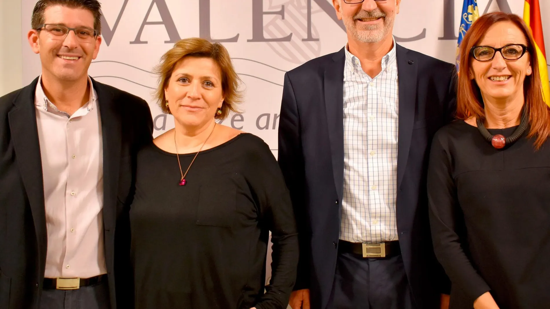 Foto de archivo de los cogerentes de Divalterra, Agustina Brines y Xavier Simón, junto al presidente Rodríguez (los tres, imputados) y la vicepresidenta Amigó