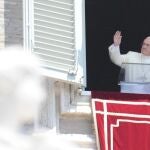 El Papa bendice a losperegrino en la Plaza de San Pedro