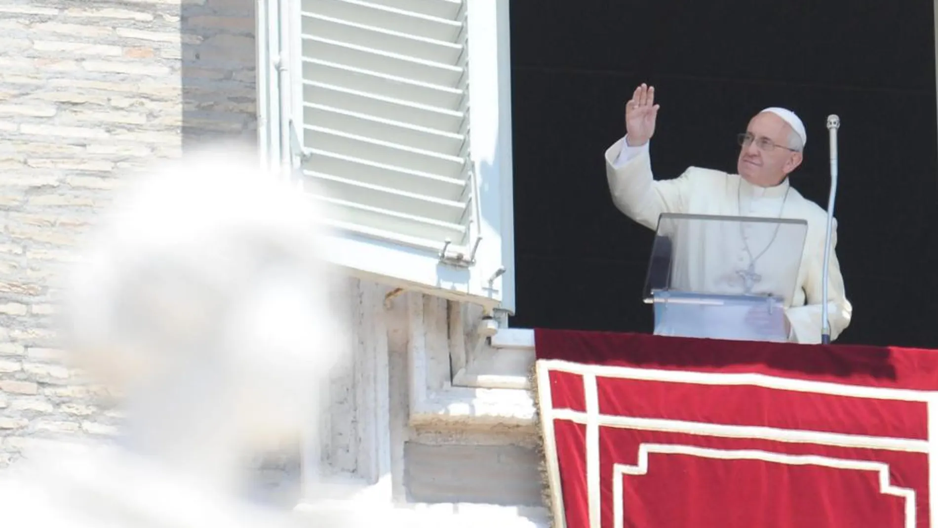 El Papa bendice a losperegrino en la Plaza de San Pedro