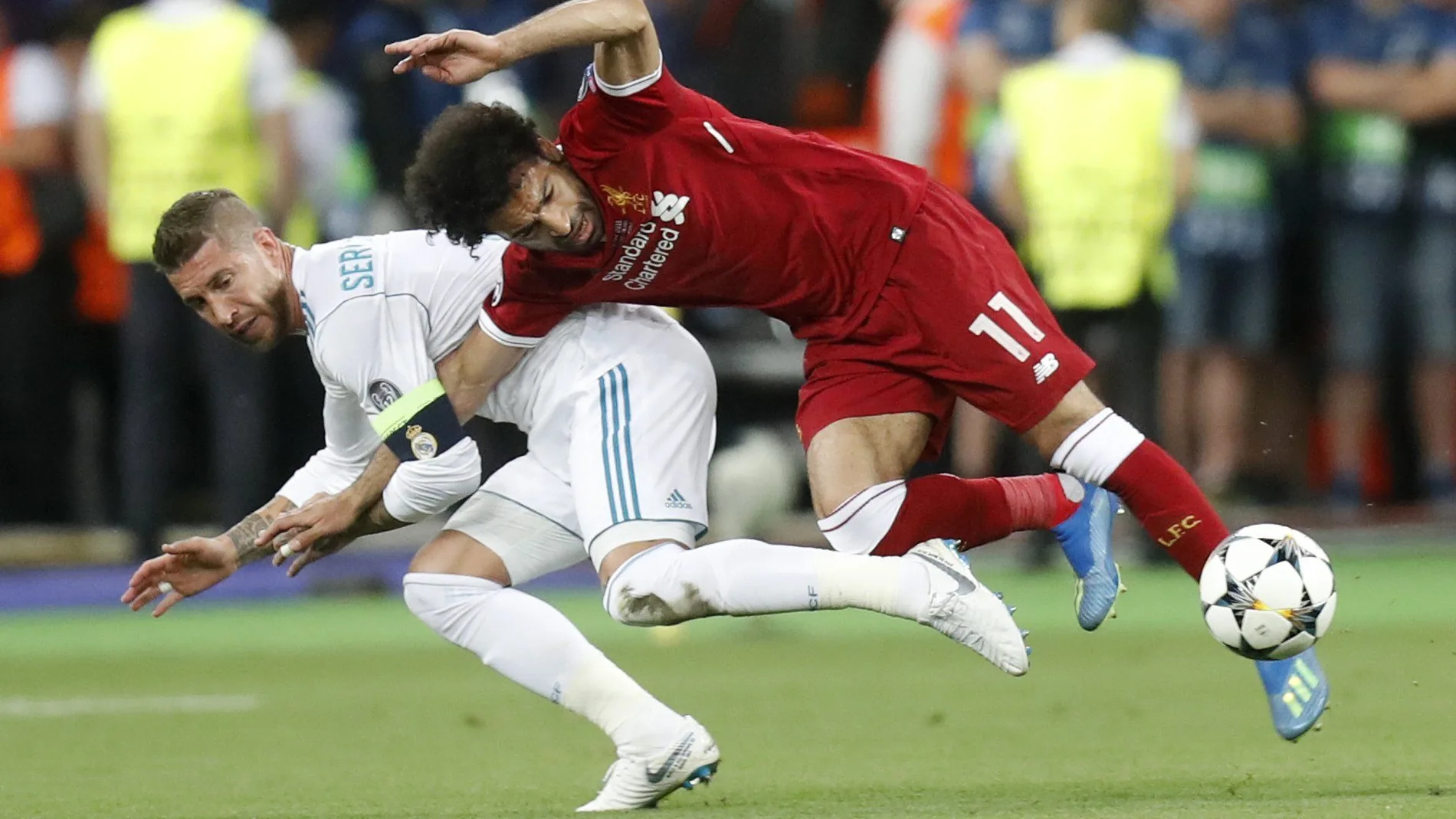 Salah y Ramos en la final de la Champions de Kiev