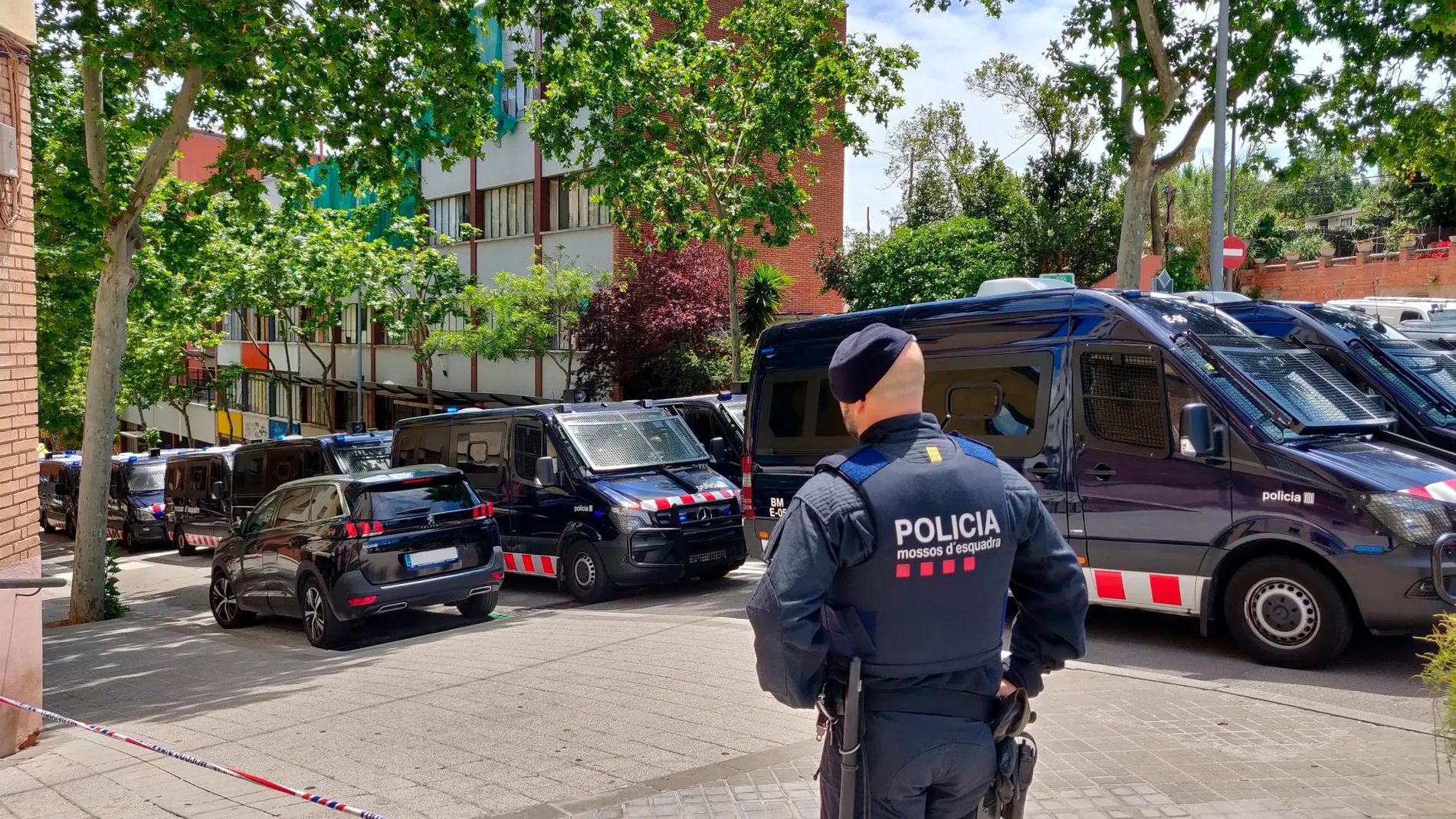 Los Mossos han encontrado en un piso a la pareja del hombre que se ha tirado por la ventana/Ep