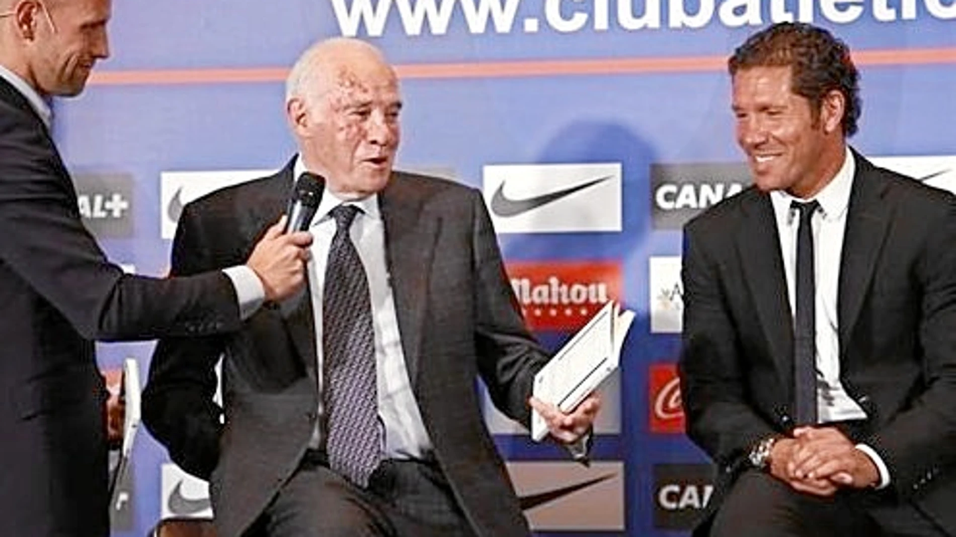 Gonzalo Miró pregunta a Luis Aragonés, y Simeone, a su lado, sonríe ante los elogios del ex seleccionador