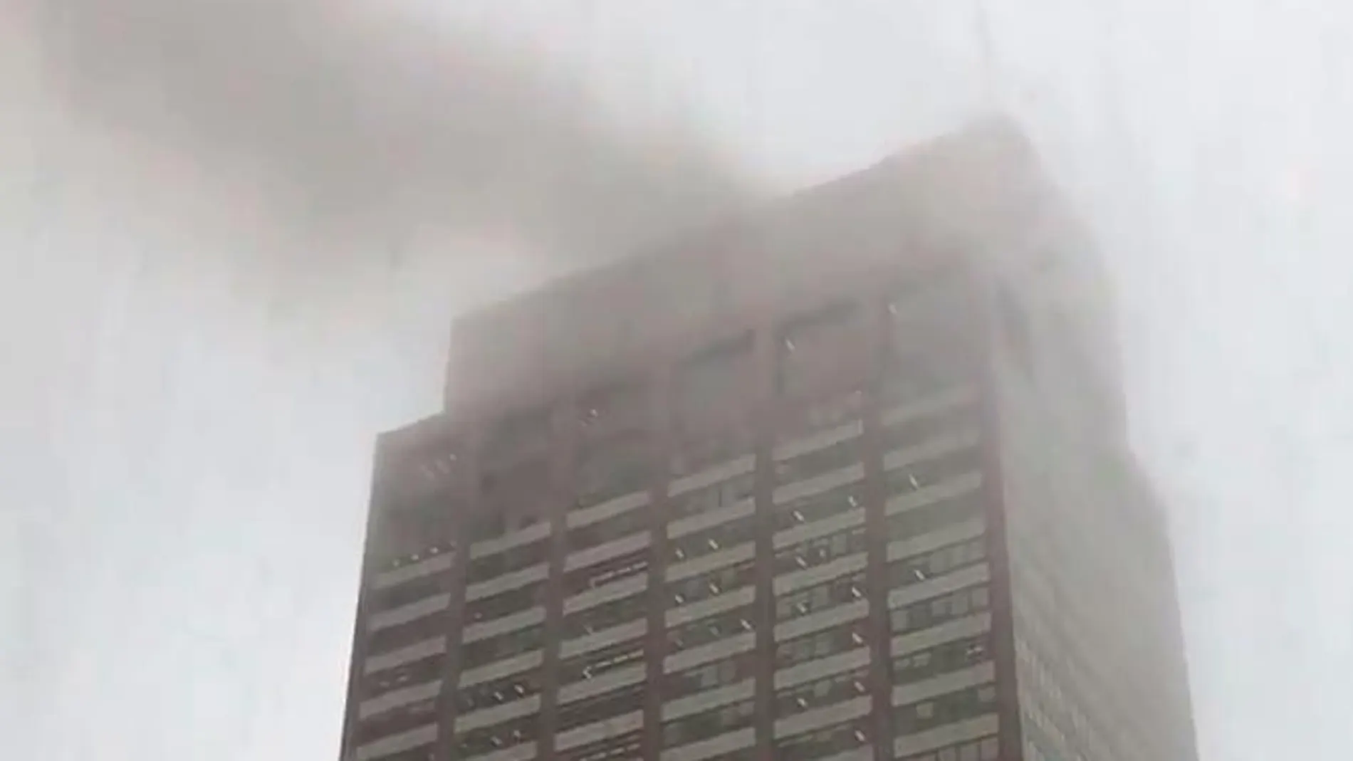 Un muerto al estrellarse un helicóptero contra un edificio en Manhattan