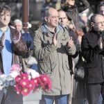 Martin Garitano (en el centro) y Karlos Izagirre (a su izquierda, ayer en San Sebastián), equipararon a víctimas y verdugos homenajeando a «todas las víctimas de la violencia».