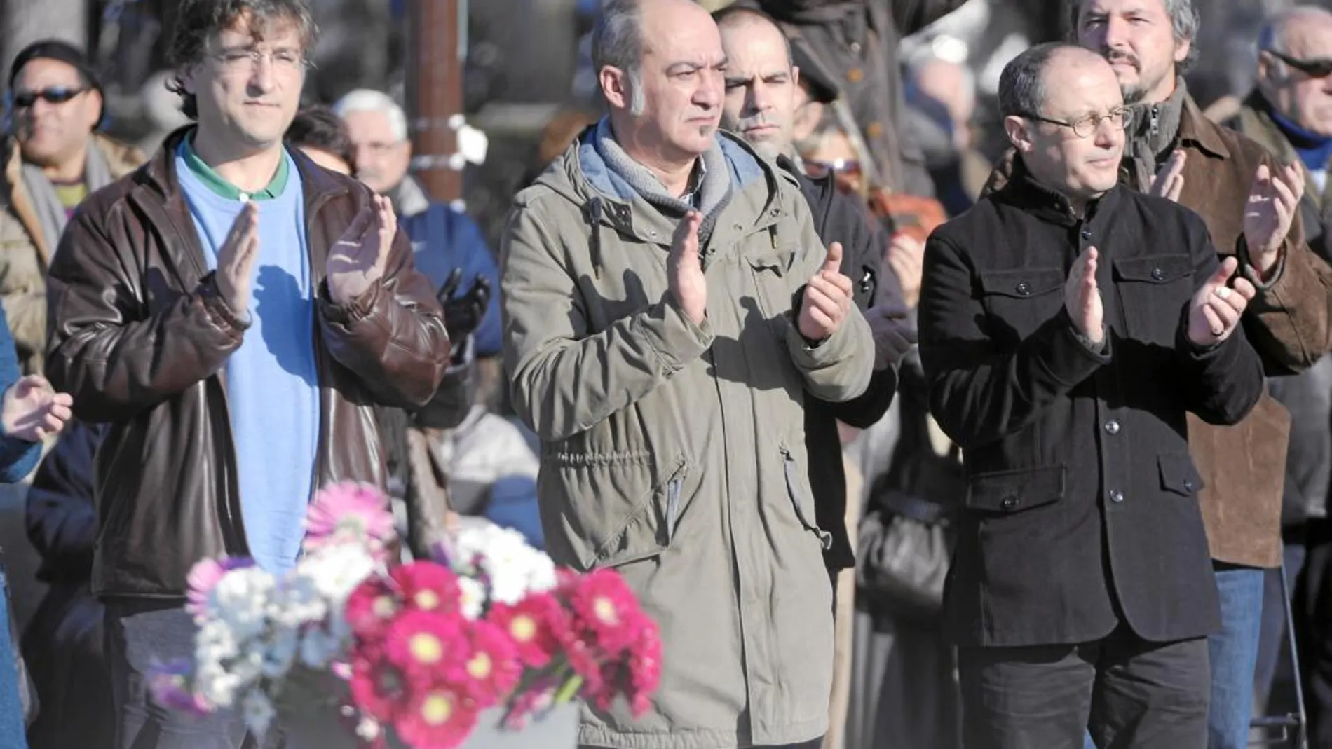 Martin Garitano (en el centro) y Karlos Izagirre (a su izquierda, ayer en San Sebastián), equipararon a víctimas y verdugos homenajeando a «todas las víctimas de la violencia».