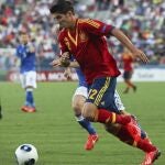 El jugador de la selección española sub'21, Álvaro Morata, controla el balón durante la final del Europeo sub'21