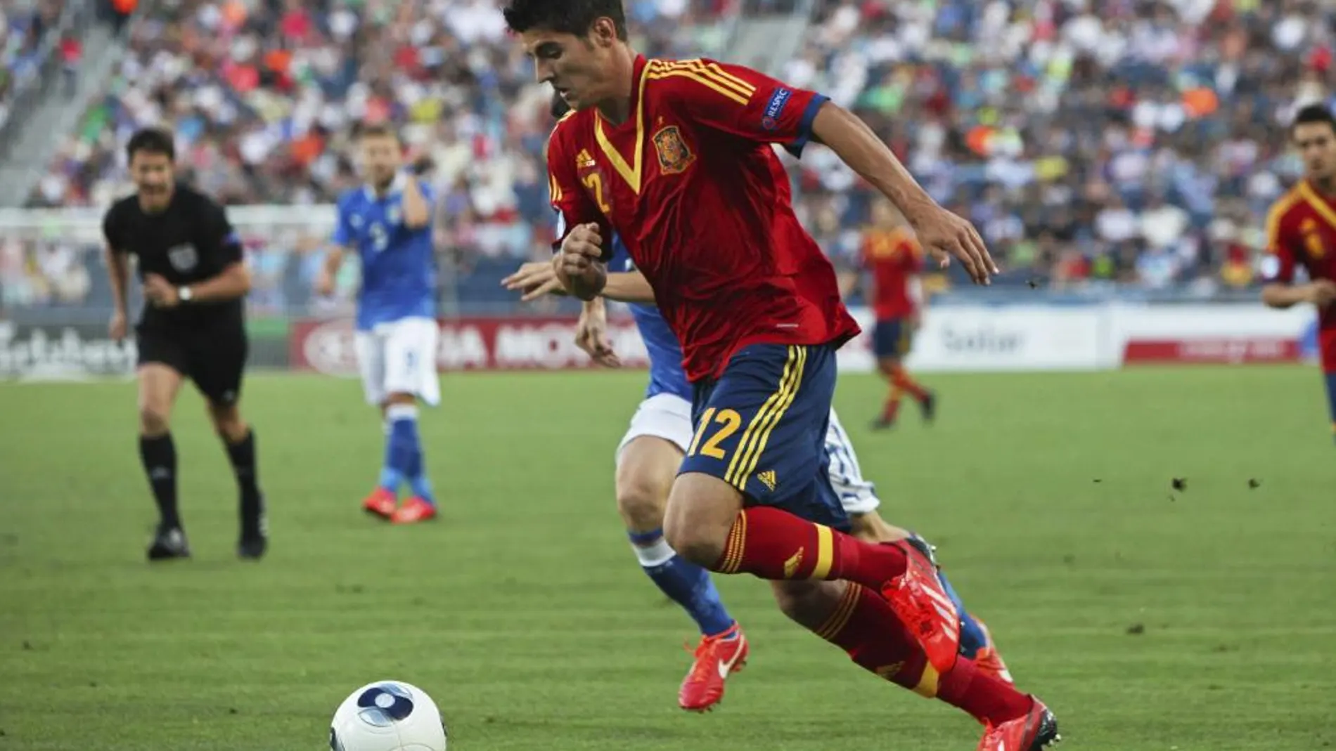 El jugador de la selección española sub'21, Álvaro Morata, controla el balón durante la final del Europeo sub'21