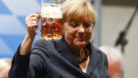 La canciller Angela Merkel brinda con una cerveza tras un mitin electoral en Múnich