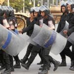 Antidisturbios se dirigen ayer al palacio presidencial para evitar posibles altercados