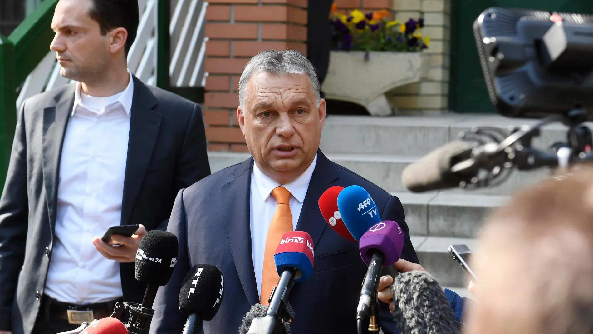 Viktor Orban tras depositar su voto en Budapest/Efe