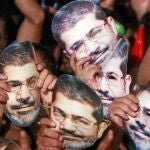 Seguidores de Mursi con caretas de su líder