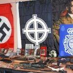 El detenido tenía en su casa de Sabadell un auténtico arsenal de armas que incluía cuchillos, navajas, espadas samurái y diversas armas de fuego, así como numeroso material de apología del nazismo y el antisemitismo, desde pósters a libros y películas, que propagaba a través de su blog en internet