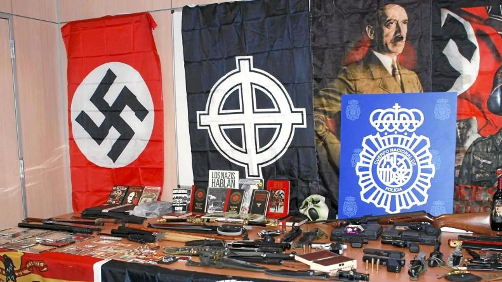 El detenido tenía en su casa de Sabadell un auténtico arsenal de armas que incluía cuchillos, navajas, espadas samurái y diversas armas de fuego, así como numeroso material de apología del nazismo y el antisemitismo, desde pósters a libros y películas, que propagaba a través de su blog en internet