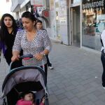 Leonarda Dibrani pasea junto a su familia por una calle de Mitrovica