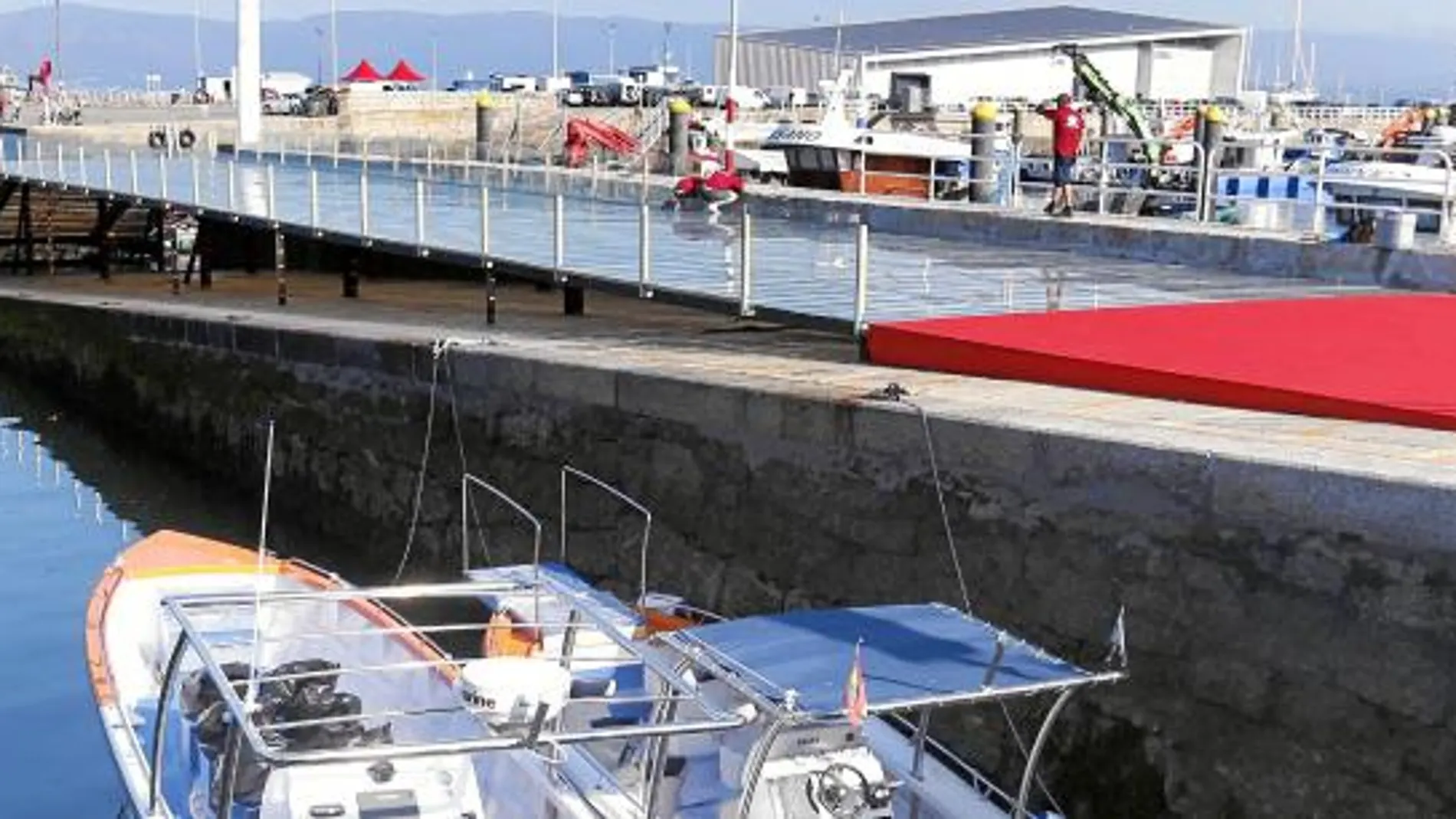 Para esta edición, la novedad es que la carrera comienza en el mar, en una batea, la típica mejillonera en la que se gana la vida buena parte de los habitantes de las Rías Bajas.