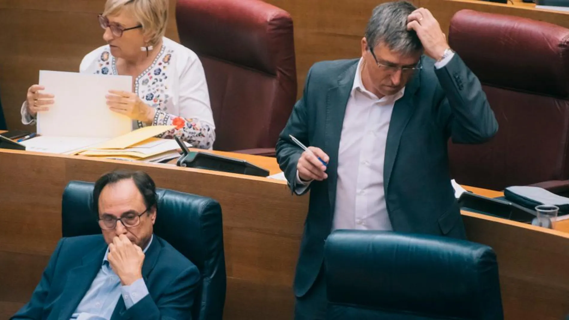 A la izquierda, sentado, el conseller de Hacienda y Modelo Económico, Vicent Soler. Junto a él, el responsable de Economía Sostenible, Rafael Climent/La Razón