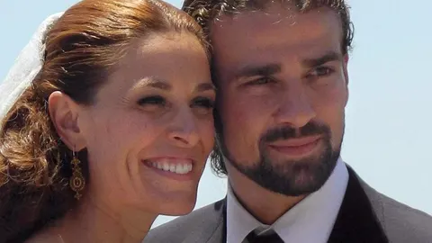 Foto de archivo del 22 de junio de 2012 de la presentadora de televisión Raquel Sánchez Silva junto a su marido, el operador de cámara italiano Mario Biondo, durante su boda