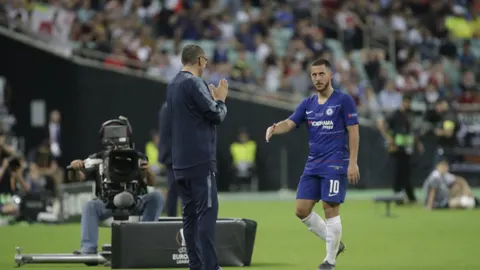 Hazard va a dar la mano a su actual entrenador, Sarri