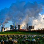 Varias columnas de humo se desprenden de la planta de Neurath en Bergheim (Alemania) / Efe