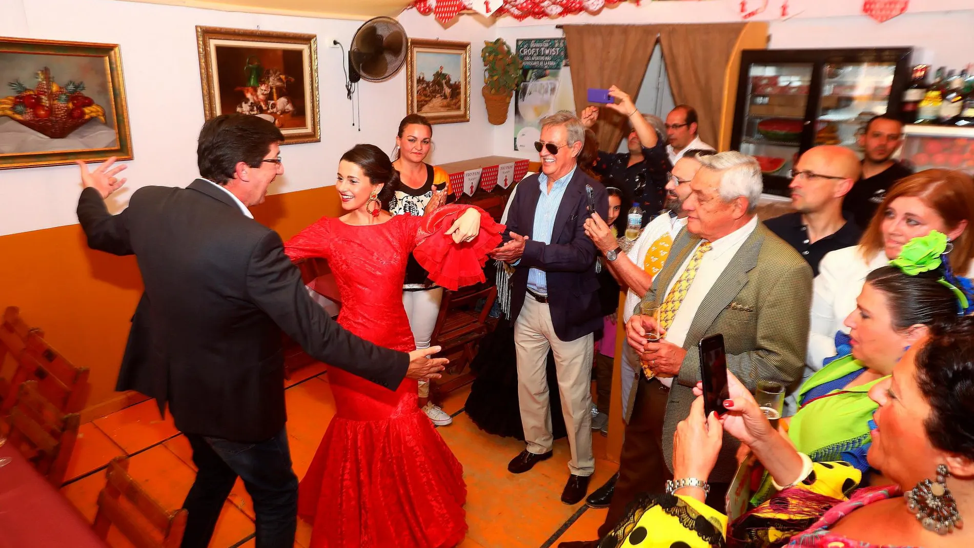 Juan Marín e Inés Arrimadas bailan por sevillanas en la Feria del Caballo de Jerez de la Frontera / Foto: Efe