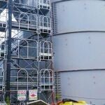 El operador transfiere agua del contenedor número 10 a otro tanque en la central nuclear de Fukushima, en Japón