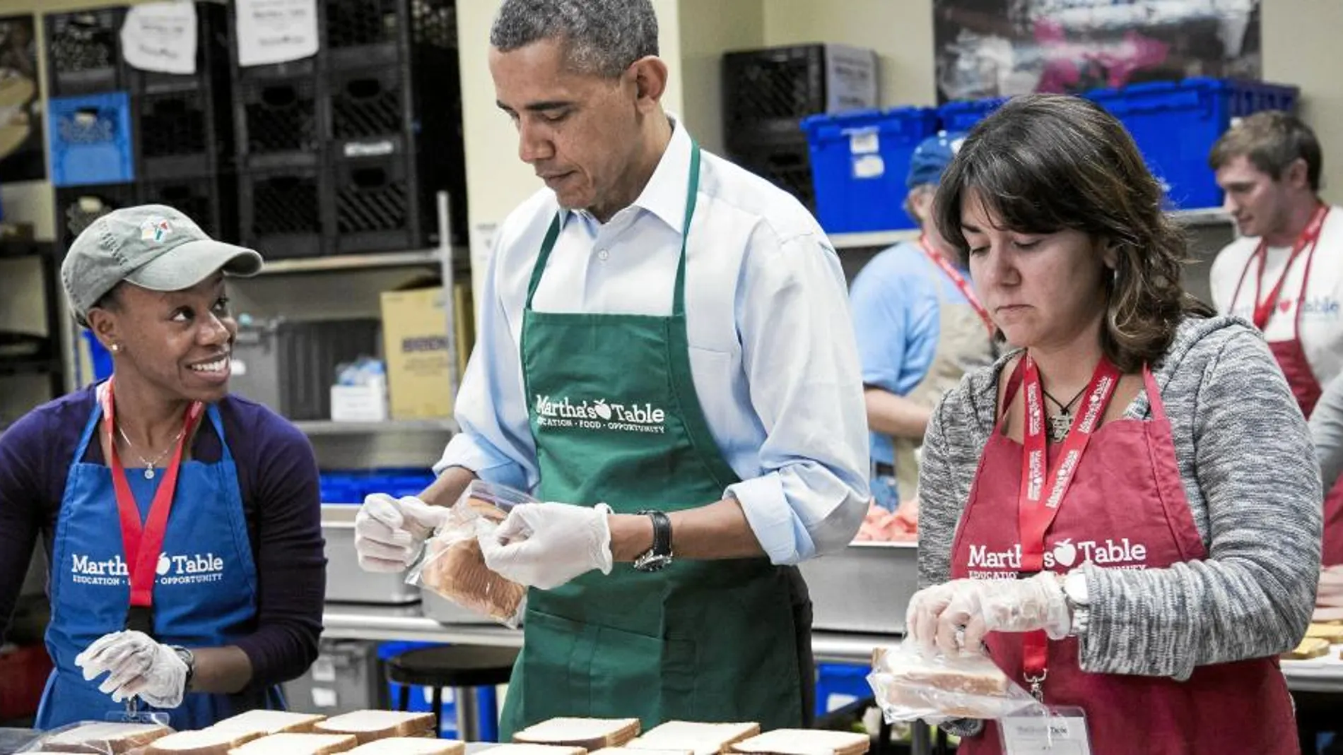 El presidente de Estados Unidos estuvo ayer con los voluntarios de Martha's Table, que atiende a las familias en apuros, entre ellas las afectadas por el apagón federal