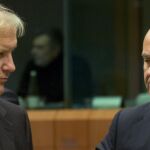 El ministro de Economía español, Luis de Guindos, charla con el comisario de Economía de la Unión Europea, Olli Rehn.