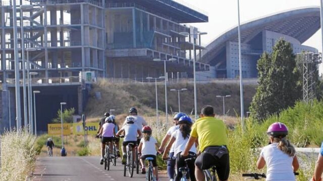 El Pleno municipal se dedicó al análisis de las carreras olímpicas madrileñas y al futuro de las sedes previstas para los Juegos. En la imagen La Peineta y el centro acuático