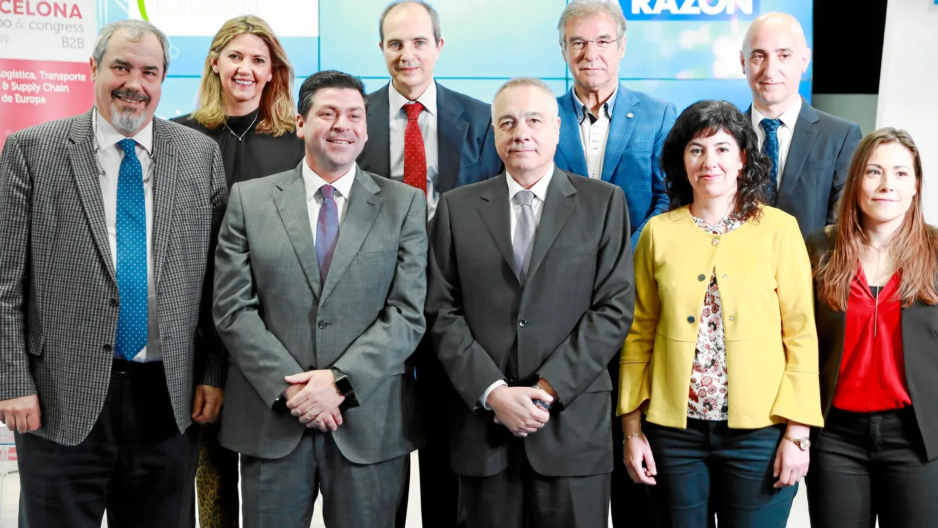 Los nueve ponentes de la mesa de debate. En la primera línea, de izquierda a derecha, Alfonso Valderrama, Ángel Oliveros, Pere Navarro, Susana Val y Cecilia García. Detrás, Blanca Sorigué, José Estrada, Juan Ramón Rodríguez y César Castillo. Foto: Luis Díaz