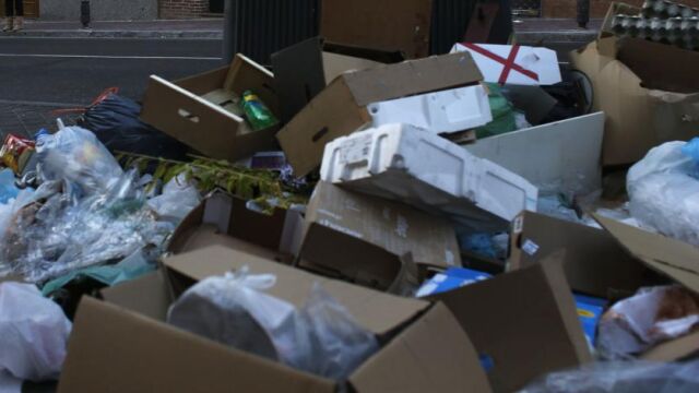 Basura acumulada en una calle de Madrid
