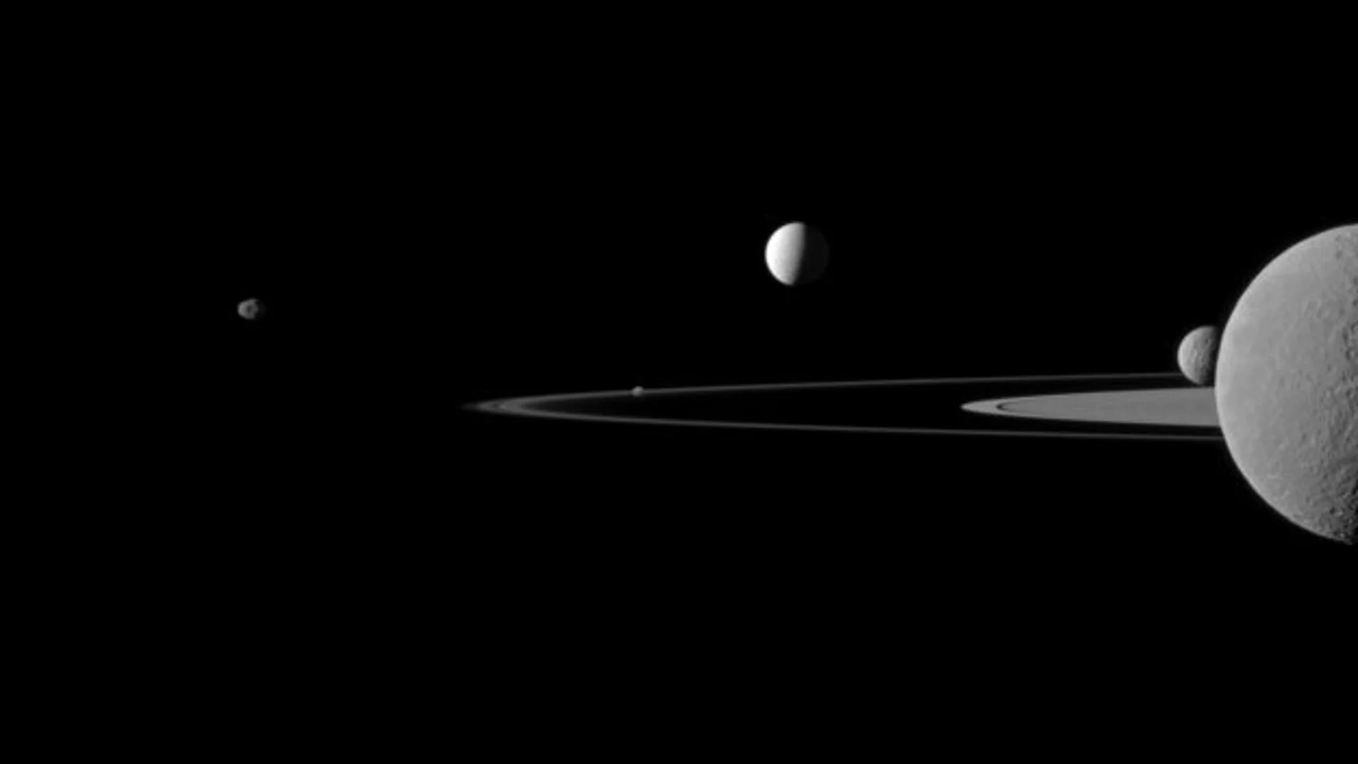 Quinteto de lunas en los anillos de Saturno