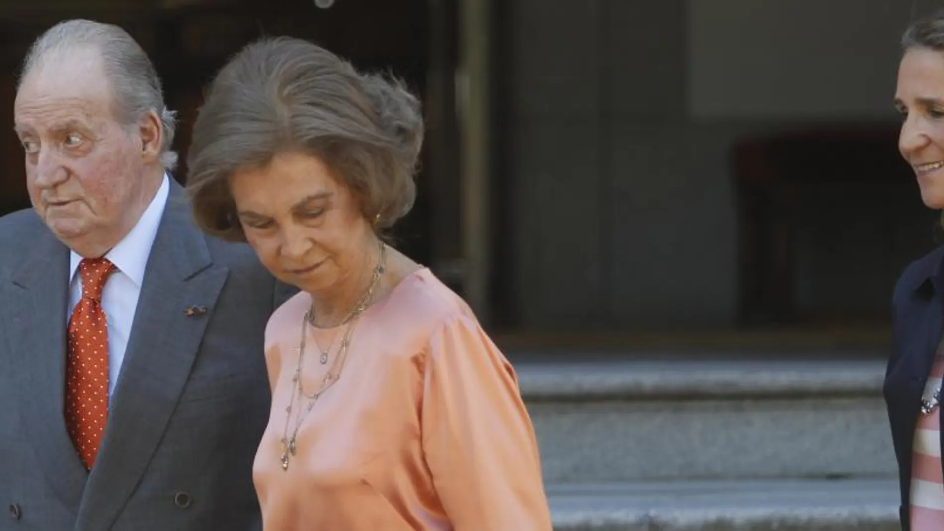 El Rey acompañado de la Reina y la Infanta Elena
