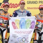 Jorge Lorenzo, en el centro, Marc Márquez y Dani Pedrosa, apoyaron la candidatura olímpica de Madrid 2020 en el podio de MotoGP