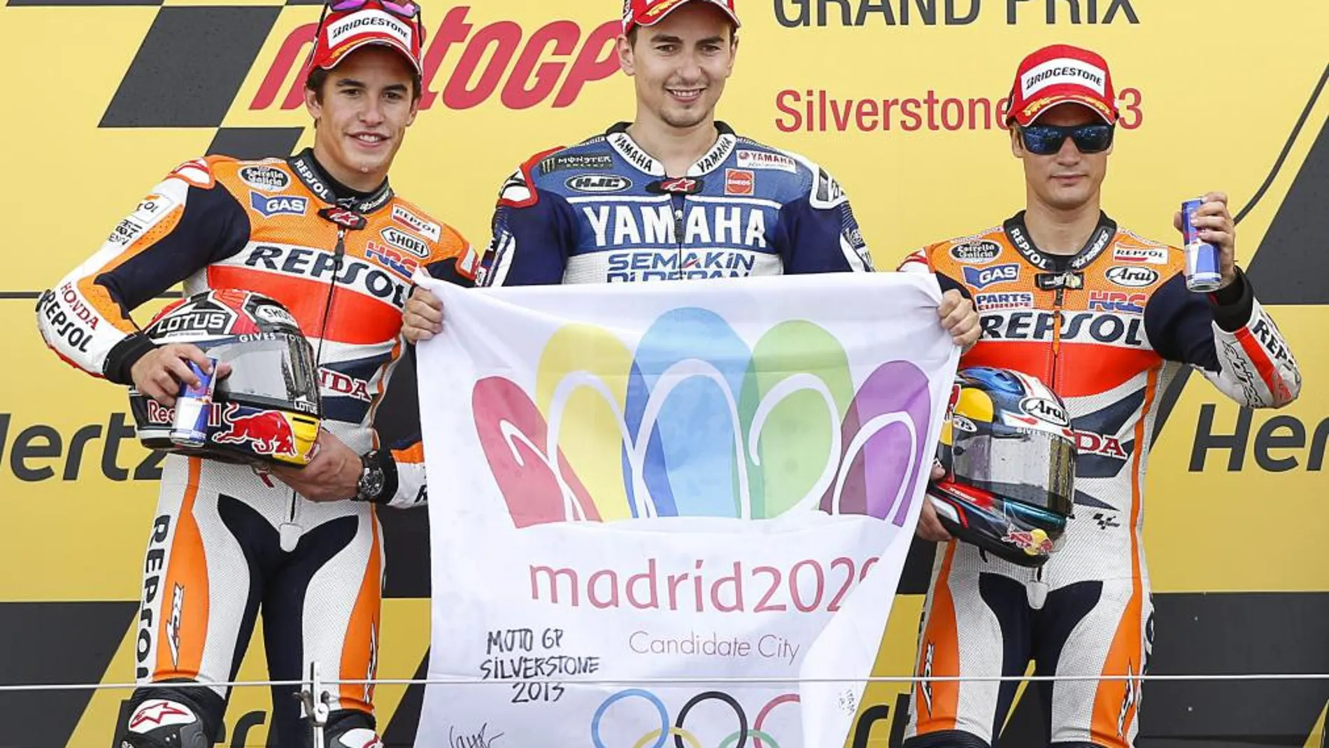 Jorge Lorenzo, en el centro, Marc Márquez y Dani Pedrosa, apoyaron la candidatura olímpica de Madrid 2020 en el podio de MotoGP