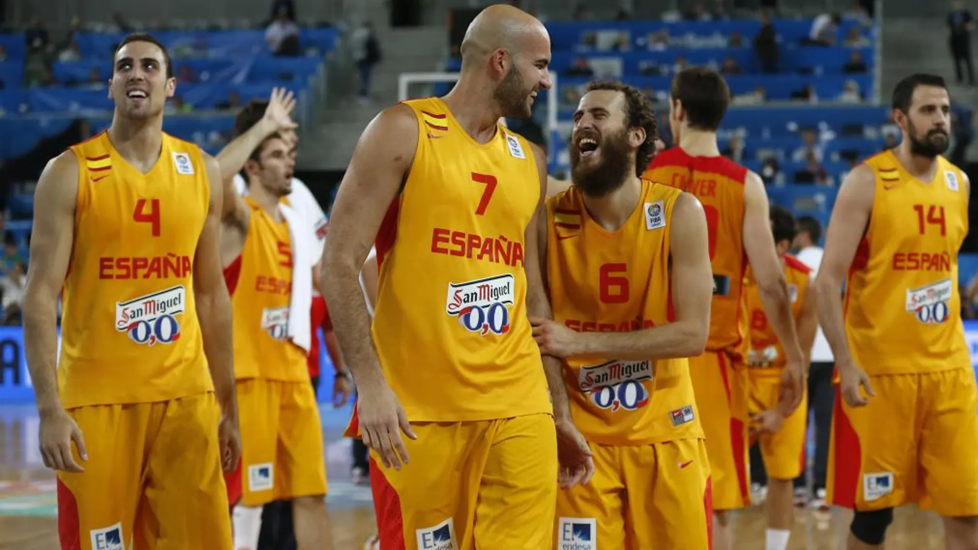 El equipo español celebra la medalla de bronce en el Eurobasket