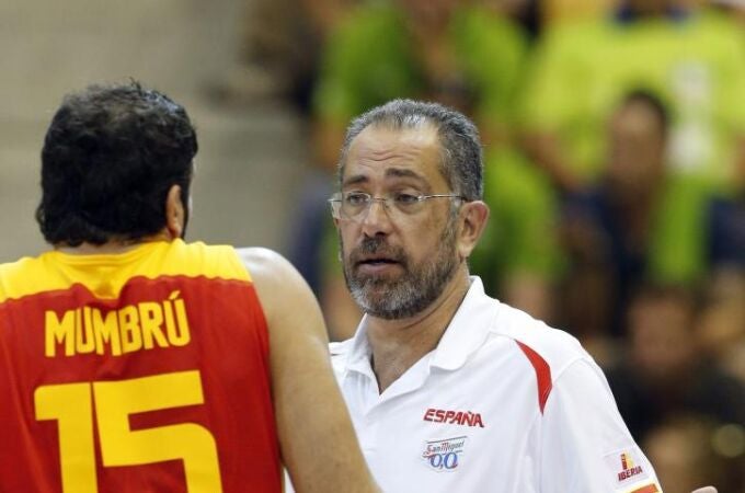 El seleccionador español de baloncesto, Juan Antonio Orenga (d), habla con Álex Mumbrú durante el partido, contra Eslovenia