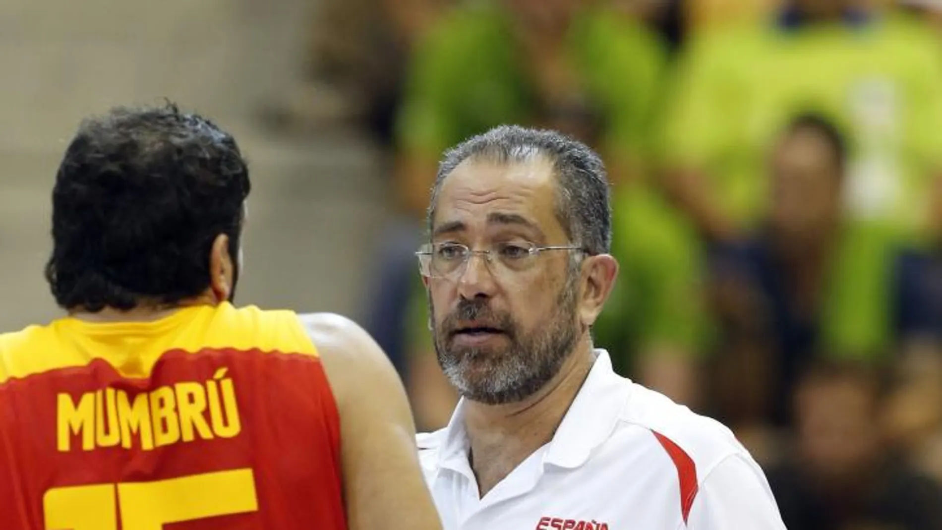 El seleccionador español de baloncesto, Juan Antonio Orenga (d), habla con Álex Mumbrú durante el partido, contra Eslovenia