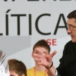 El líder del PSOE, Alfredo Pérez Rubalcaba, junto al secretario general de los socialistas vascos Patxi López, en la Conferencia Política de Juventudes Socialistas de España en Bilbao