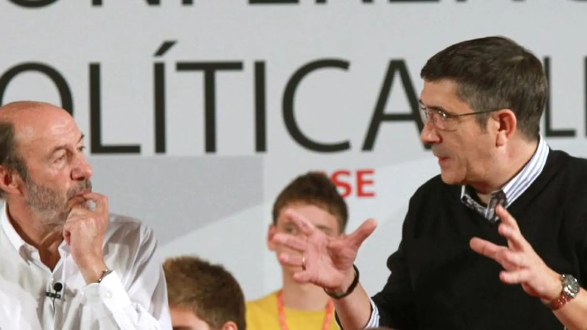 El líder del PSOE, Alfredo Pérez Rubalcaba, junto al secretario general de los socialistas vascos Patxi López, en la Conferencia Política de Juventudes Socialistas de España en Bilbao
