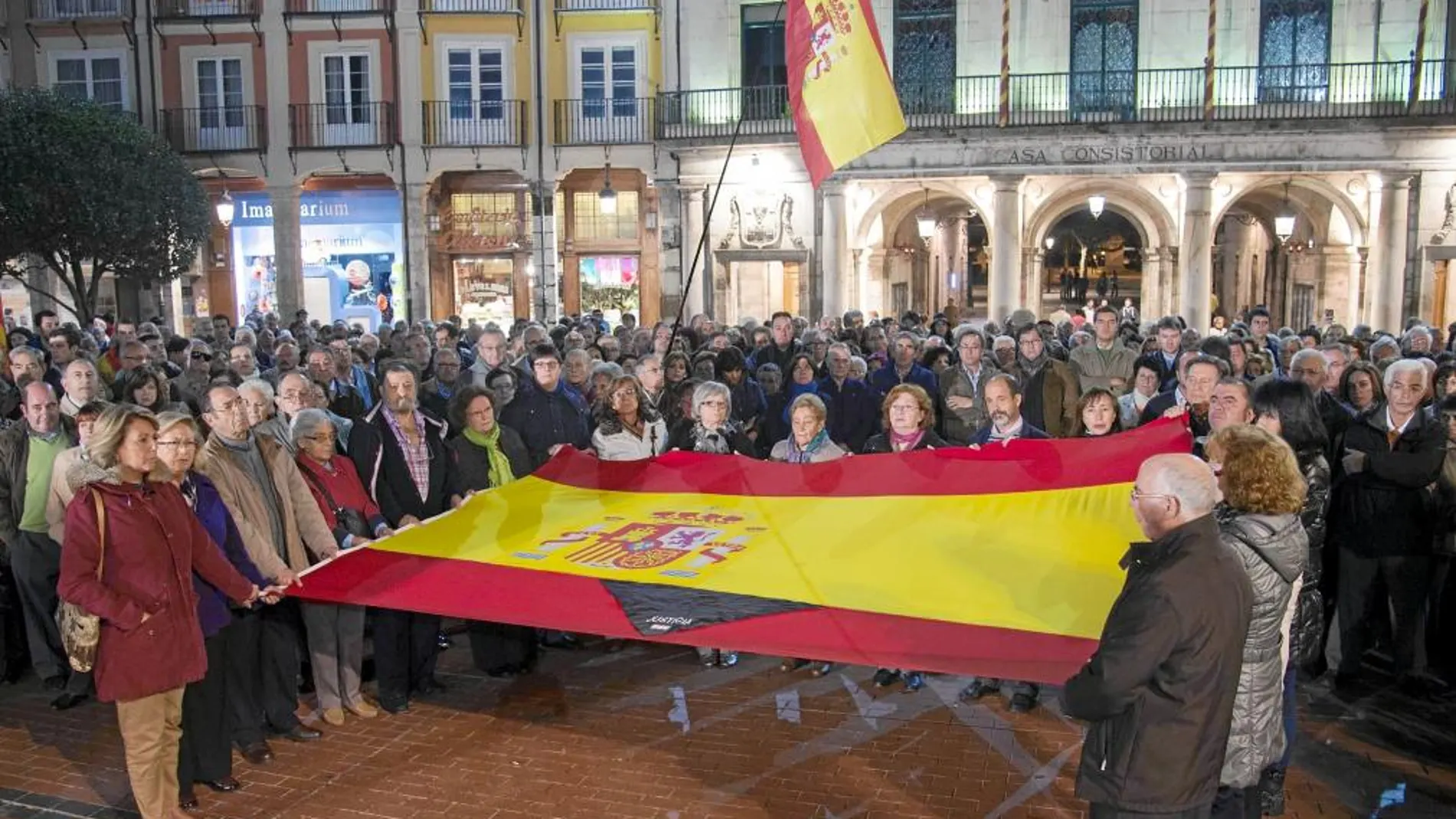 Más de dos mil personas participaron en la protesta, que tuvo lugar en la Plaza Mayor de Burgos