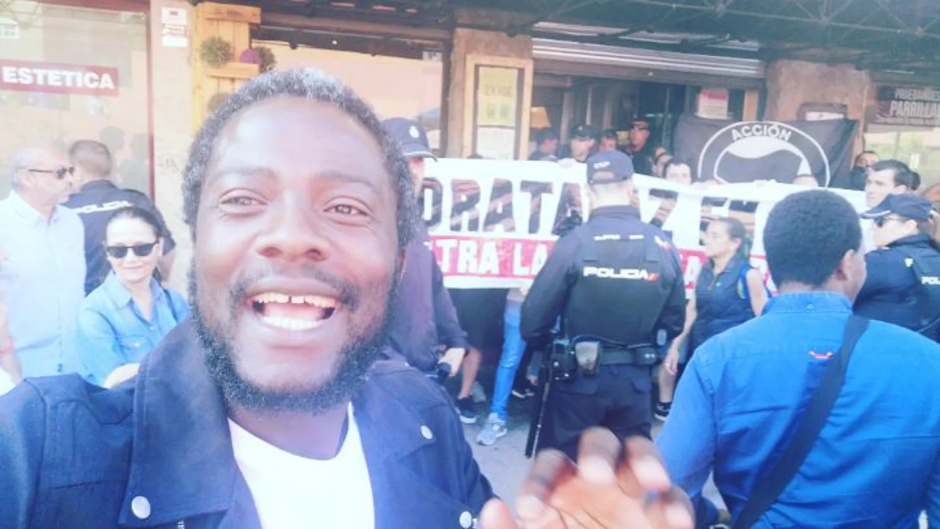 Escrache contra el miembro de Vox Bertrand Ndongo en Madrid: “¿Vosotros sois antifascistas y vais a pegar a un negro?”
