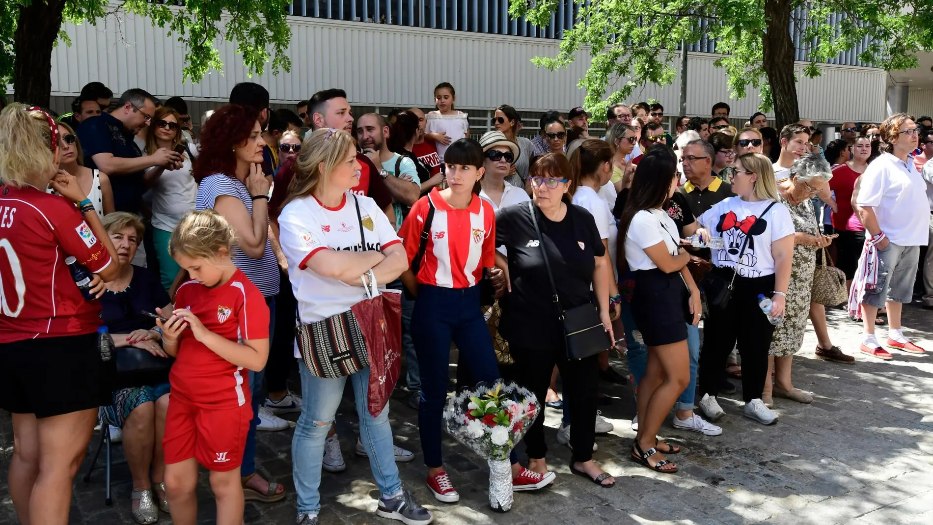 Aficionados frente al estadio Ramón Sánchez Pizjuán, donde se instaló la capilla ardiente de José Antonio Reyes / Foto: Ke-Imagen
