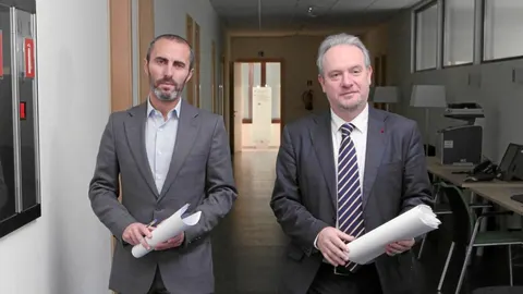 Los procuradores socialistas Julio López y José Francisco Martín, a su llegada a la sala de prensa de las Cortes para dar a conocer las propuestas de su partido